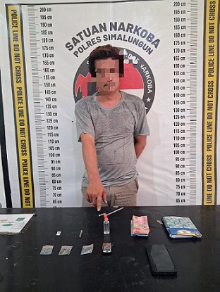 Tersangka Y dan barang bukti yang diringkus Polres Simalungun