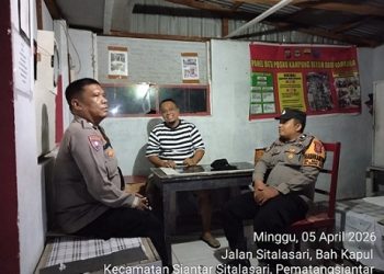 Bhabinkamtibmas AIPTU S. Ambarita, AIPDA Fadlan dan BRIPKA Nurdiansyah melaksanakan Saling di Pos Kamling jalan Sitalasari