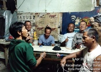 Bhabinkamtibmas Kelurahan Timbang Galung AIPTU Deddy Syam SH dan Bhabinkamtibmas Kelurahan Bantan AIPTU Rayendra P. Damanik melaksanakan sambang kamtibmas di Warkop Bagong