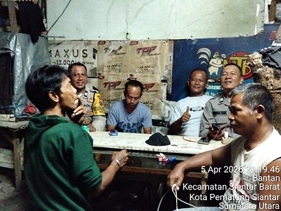 Bhabinkamtibmas Kelurahan Timbang Galung AIPTU Deddy Syam SH dan Bhabinkamtibmas Kelurahan Bantan AIPTU Rayendra P. Damanik melaksanakan sambang kamtibmas di Warkop Bagong