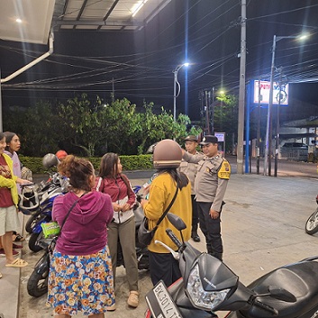 Piket Bhabinkamtibmas melaksanakan kegiatan patroli malam