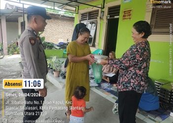 Bhabinkamtibmas Kelurahan Bah Kapul BRIPKA Sunandar dampingi Ibu Kader Posyandu distribusikan Makanan Bergizi Gratis (MBG)