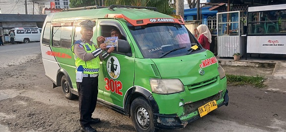 Kanit Kamsel IPDA Serly Tarigan bersama personil melaksanakan pembagian brosur tertib berlalu lintas kepada masyarakat pengguna jalan
