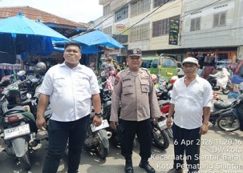 Kasub Sektor Pos Polisi Pasar Horas AIPTU Edi Syahputra SH melakanakan patroli jalan kaki pada siang hari diseputaran Pasar Horas