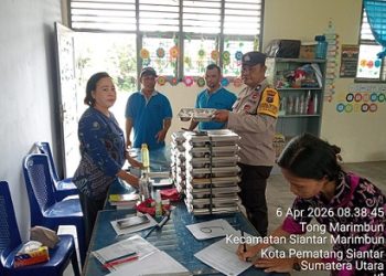 Bhabinkamtibmas Kelurahan Tong Marimbun AIPTU Isdianto melaksanakan monitoring distribusi Makanan Bergizi Gratis (MBG) di sekolah PAUD Jalan Suka Mulia