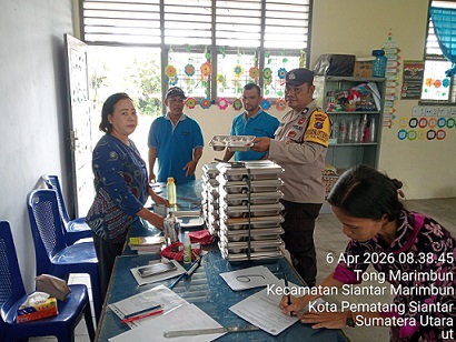 Bhabinkamtibmas Kelurahan Tong Marimbun AIPTU Isdianto melaksanakan monitoring distribusi Makanan Bergizi Gratis (MBG) di sekolah PAUD Jalan Suka Mulia