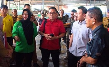 Ketua Komisi 4 DPRD Kota Medan, Paul Mei Anton Simanjuntak (MAS) didampinggi Wakil Ketua M.Afri Rizki Lubis, dan anggota Lailatul Badri saat sidak ke pabrik kecap, PT Kilang Kecap Angsa di Jalan Bono, Medan Timur (Foto Ist)