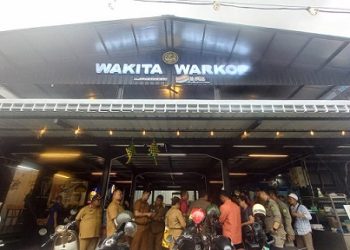 Wakita Warkop di Jalan Setia Jadi, Kelurahan Glugur Darat 1, Medan Timur saat disidak Komisi 4 DPRD Kota Medan yang berdiri tanpa PBG. (Foto Romulo)