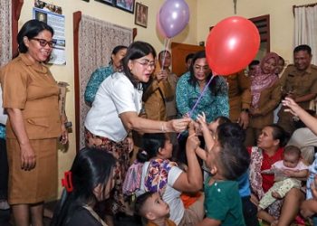 Ketua TP PKK Kota Pematangsiantar Ny Liswati Wesly Silalahi mengunjungi dua Posyandu di Kecamatan Siantar Marihat