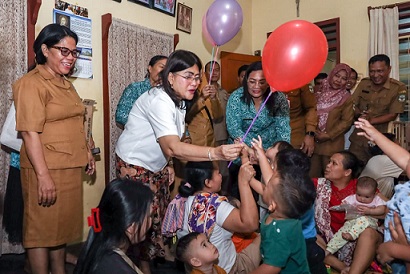 Ketua TP PKK Kota Pematangsiantar Ny Liswati Wesly Silalahi mengunjungi dua Posyandu di Kecamatan Siantar Marihat