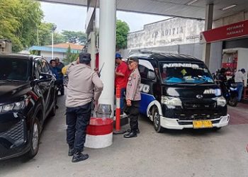 Kanit Binmas IPDA B. Sitorus melaksanakan monitoring dan pengamanan penyaluran Bahan Bakar Minyak (BBM) di dua SPBU