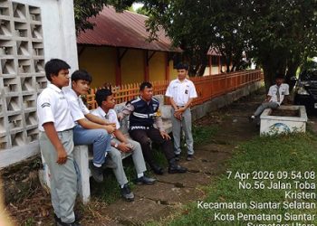 Bhabinkamtibmas Kelurahan Kristen Bripka Swandi melaksanakan sambang kamtibas kepada pelajar di Jalan Toba