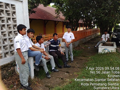 Bhabinkamtibmas Kelurahan Kristen Bripka Swandi melaksanakan sambang kamtibas kepada pelajar di Jalan Toba