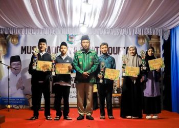 Camat Siantar Selatan Henri Gunawan Purba SH photo bersama para pemenang