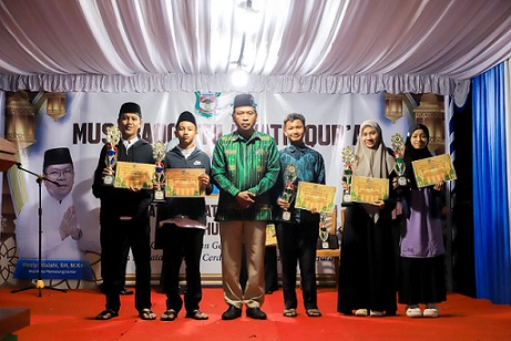 Camat Siantar Selatan Henri Gunawan Purba SH photo bersama para pemenang