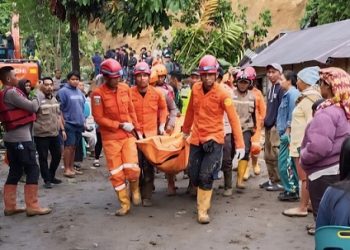 Evakuasi korban longsor di Desa Sembahe, Kecamatan Sibolangit, Kabupaten Deliserdang. (Foto Ist)