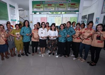Ketua TP PKK Kota Pematangsiantar Ny Liswati Wesly Silalahi meninjau pelaksanaan Inspeksi IVA Test di Puskesmas Aek Nauli
