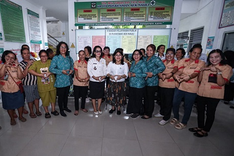 Ketua TP PKK Kota Pematangsiantar Ny Liswati Wesly Silalahi meninjau pelaksanaan Inspeksi IVA Test di Puskesmas Aek Nauli