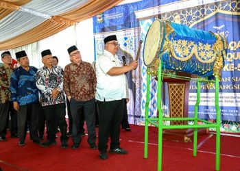 Wali Kota Pematangsiantar Wesly Silalahi SH MKn diwakili Asisten Administrasi Umum Setdako Dedy Tunasto Setiawan SH MH pukul beduk buka MTQN ke-58 Tingkat Kecamatan Siantar Barat Tahun 2026