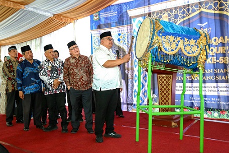Wali Kota Pematangsiantar Wesly Silalahi SH MKn diwakili Asisten Administrasi Umum Setdako Dedy Tunasto Setiawan SH MH pukul beduk buka MTQN ke-58 Tingkat Kecamatan Siantar Barat Tahun 2026