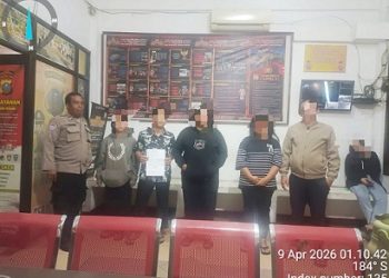 Personil Polsek Siantar Utara saat selesaikan perkelahiaan didepan Gereja HKBP Martoba dengan problem solving