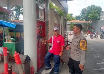 Bhabinkamtibmas Kelurahan Pahlawan AIPTU Ungkap Hutagalung melaksanakan sambang kamtibmas atau door to door system (DDS) di SPBU Simpang Sambo