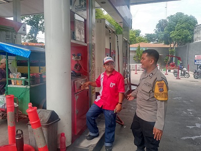 Bhabinkamtibmas Kelurahan Pahlawan AIPTU Ungkap Hutagalung melaksanakan sambang kamtibmas atau door to door system (DDS) di SPBU Simpang Sambo