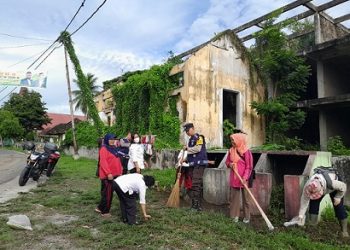 Bhabinkamtibas Kelurahan Karo AIPTU Eko Silalahi dan Bhabinkamtibmas Kelurahan Aek Nauli mengikuti kegiatan gotong royong bersama