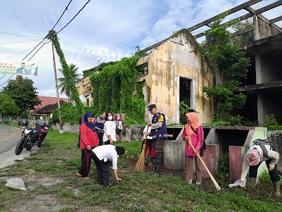 Bhabinkamtibas Kelurahan Karo AIPTU Eko Silalahi dan Bhabinkamtibmas Kelurahan Aek Nauli mengikuti kegiatan gotong royong bersama