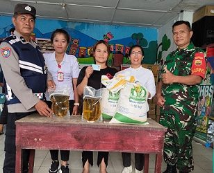 Bhabinkamtibmas Kelurahan Pardamean AIPDA P Sebayang melaksanakan monitoring pembagian Bantuan Pangan kepada warga