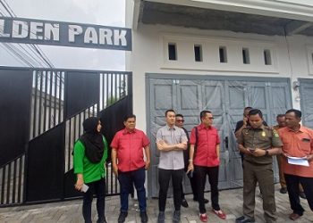 Wakil Ketua Komisi 4 DPRD Medan M Afri Rizki Lubis dan jajaran saat sidak bangunan Golden Park Krakatau di Jalan Asrama, Medan Timur yang diduga melanggar PBG tapi justru bangunan telah rampung. (Foto Ist)