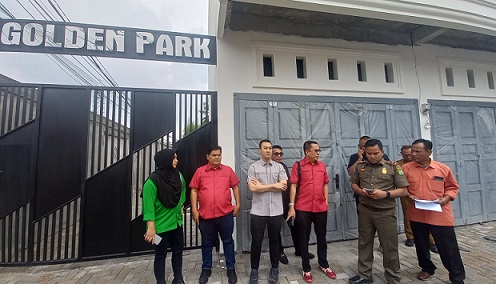 Wakil Ketua Komisi 4 DPRD Medan M Afri Rizki Lubis dan jajaran saat sidak bangunan Golden Park Krakatau di Jalan Asrama, Medan Timur yang diduga melanggar PBG tapi justru bangunan telah rampung. (Foto Ist)