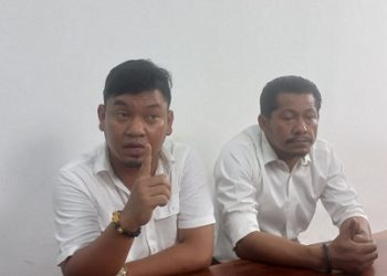 Rudi Zainal Sihombing SH dan Dwi Ngai Sinaga SH sebagai tim penasehat hukum
Kepala Dinas Sosial dan Pemerintahan Masyarakat Desa (PMD) Kabupaten Samosir Fitri Agust Karokaro (FAK). (Foto Romulo Sinaga)