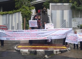 Penghuni dan pemilik apartemen Podomoro City Deli saat aksi demo