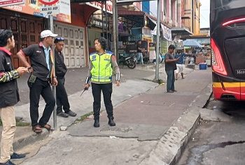Kanit Kamsel IPDA Serly Tarigan melaksanakan sosialisasi Himbauan dan Edukasi Tertib Berlalu Lintas di Jalan Pattimura Samping Ramayana