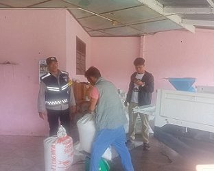 Bhabinkamtibmas melaksanakan pendampingan penjualan jagung milik petani binaan ke Bulog Cabang Pematangsiantar