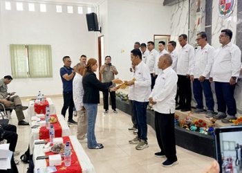 Ketua SMSI Sumut Erris J Napitupulu saat melantik Pengurus SMSI Deli Serdang