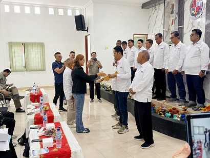 Ketua SMSI Sumut Erris J Napitupulu saat melantik Pengurus SMSI Deli Serdang