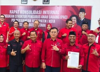 Ketua DPC PDI Perjuangan Hasyim, SE didampinggi Sekretaris Boydo HK Panjaitan saat menerima Surat Keputusan (SK) tentang Struktur, Komposisi dan Personalia DPC PDIP Kota Medan masa bakti 2025-2030. (Foto Ist)