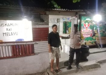 Piket Pawas IPDA VH Damanik bersama Bhabinkamtibmas AIPTU Yunus Sembiring melaksanakan kegiatan SALING di Pos Kamling jalan Tanah Jawa