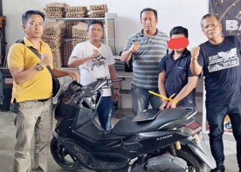 Pelaku WHS alias Wira beserta barang bukti diapit Kanit Reskrim IPDA B. Situngkir dan Tim Opsnal 