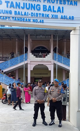 Personel Polres Tanjung Balai melaksanakan pengamanan ketat di sejumlah gereja