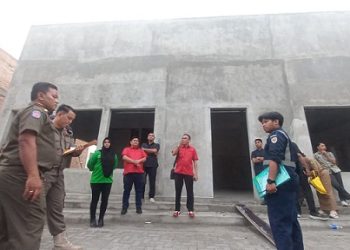 Ketua Komisi 4 DPRD Medan, Paul Mei Anton Simanjuntak saat sidak ke sejumlah bangunan di atas lahan milik PT Kereta Api Indonesia (KAI) di kawasan Jalan Perintis, simpang Jalan Sena, Medan Timur. (Foto Ist)