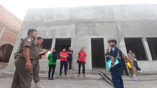 Ketua Komisi 4 DPRD Medan, Paul Mei Anton Simanjuntak saat sidak ke sejumlah bangunan di atas lahan milik PT Kereta Api Indonesia (KAI) di kawasan Jalan Perintis, simpang Jalan Sena, Medan Timur. (Foto Ist)