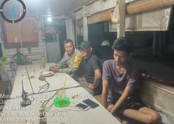 personil Piket Bhabinkamtibmas Aipda Hardi Silalahi dan Aipda Manoa Sitanggang melaksanakan kegiatan SALING di Poskamling Jalan Senangin