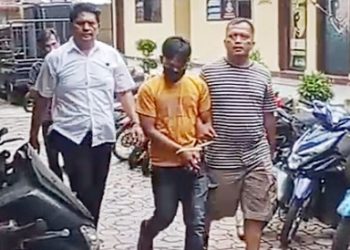 Terduga pelaku AN saat digiring Kanit PPA IPD Darwin Siregar SH dan Tim Opsnal