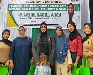 Anggota DPRD Kota Medan, Lailatul Badri saat Sosper Produk Hukum Daerah Kota Medan Perda No 4 Tahun 2012 tentang Sistem Kesehatan Kota Medan (Foto Ist)