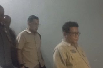 Anggia Ramadhan Dirut PUD Pasar Kota Medan setelah selesai RDP dengan Komisi 3 DPRD Kota Medan meninggalkan Gedung DPRD Medan dijaga ketat satpam dan karyawan melalui jalur tangga. (Foto Romulo)