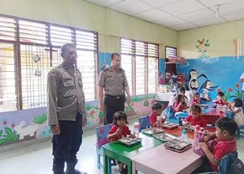 Bhabinkamtibmas Kelurahan Asuhan AIPDA G. Sinaga melaksanakan monitoring distribusi Makanan Bergizi Gratis (MBG) di Taman Kanak kanak (TK) Nazaret Kota Pematangsiantar