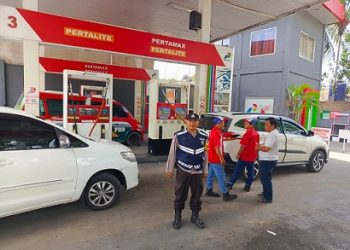 Bhabinkamtibmas AIPTU Ungkap Hutagalung melaksanakan monitoring dan pengamanan penyaluran Bahan Bakar Minyak (BBM) di SPBU No. 14.211.207 Simpang Sambo